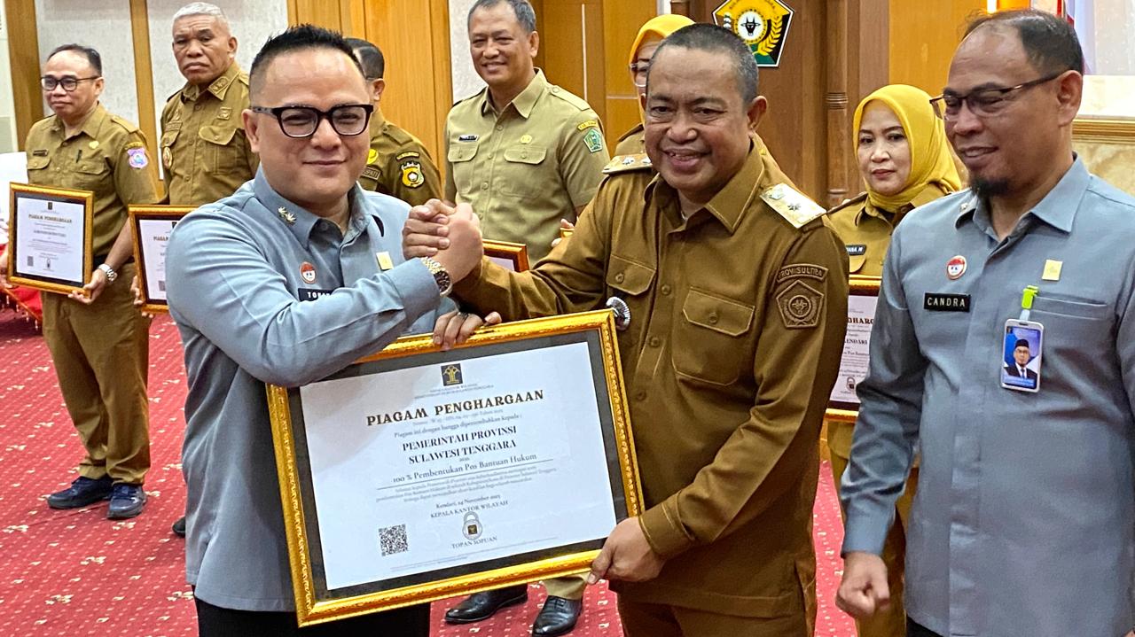 Penyerahan penghargaan Kementerian Hukum kepada Pemprov Sultra.