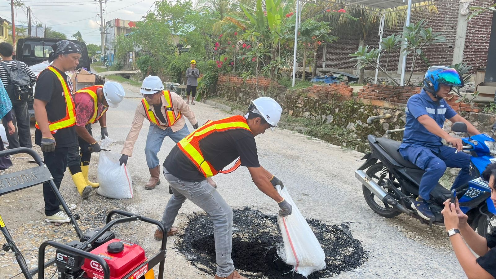 Komunitas Abu Langit Tambal Lubang Jalan di Kendari Pakai Dana Pribadi, Sudah Terlaksana di 4 Kelurahan
