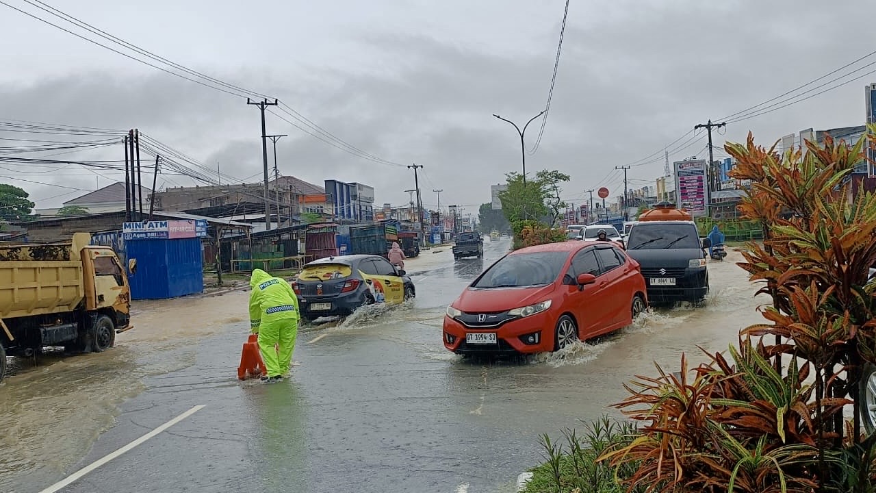 Banjir Putus Akses Jalan Martandu Kendari, Polisi Alihkan Arus Kendaraan