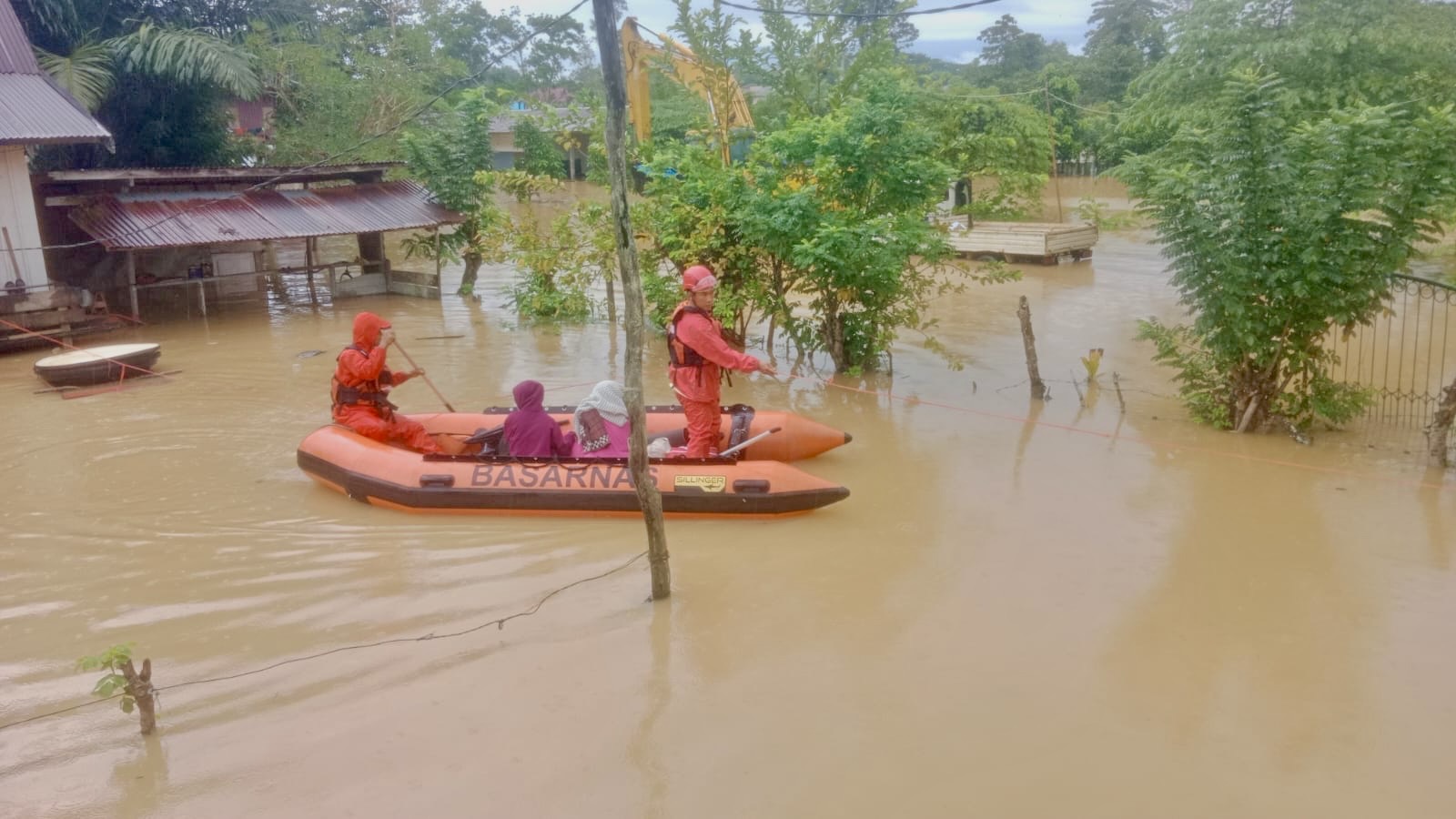 Banjir Rendam Sejumlah Titik di Kendari, Tim SAR Dikerahkan Bantu Evakuasi Warga