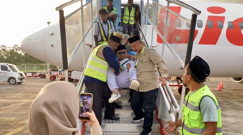 Kelelahan Usai Penerbangan, Jemaah Haji Lansia Asal Konawe Digendong Turun dari Pesawat di Makassar