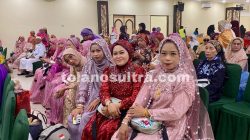Jemaah Haji Koltim Kloter 34 Pulang dengan Tampilan Busana Mewah
