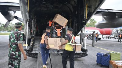 TNI AU Terbangkan Bantuan Warga Sultra untuk Korban Bencana di NTT