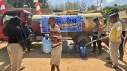 Kemarau Bikin Warga Kesulitan Air, Polsek Lantari Jaya Turun Salurkan Bantuan