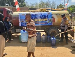 Kemarau Bikin Warga Kesulitan Air, Polsek Lantari Jaya Turun Salurkan Bantuan